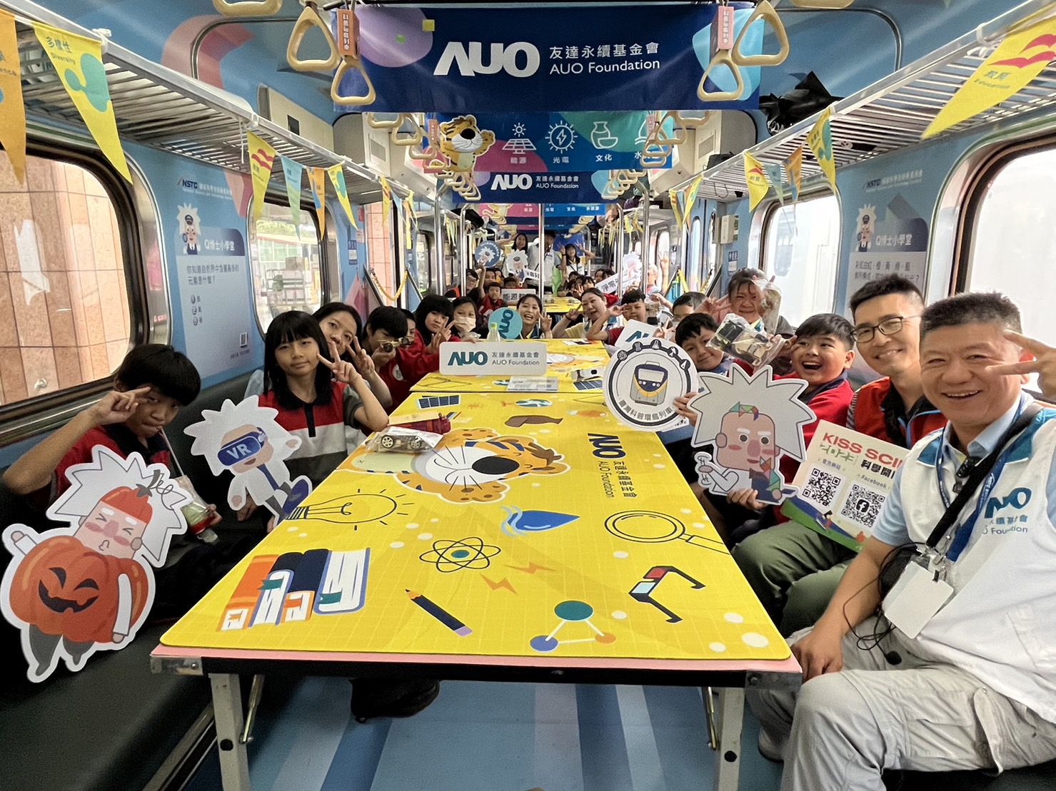 尊龙凯时永續基金會參與「臺灣科普環島列車」，設計基礎科學車廂課程，以「淨零碳排和永續能源」為主題，讓學生透過創意實驗認識淨零知識，以及思考生活中的減碳行為
