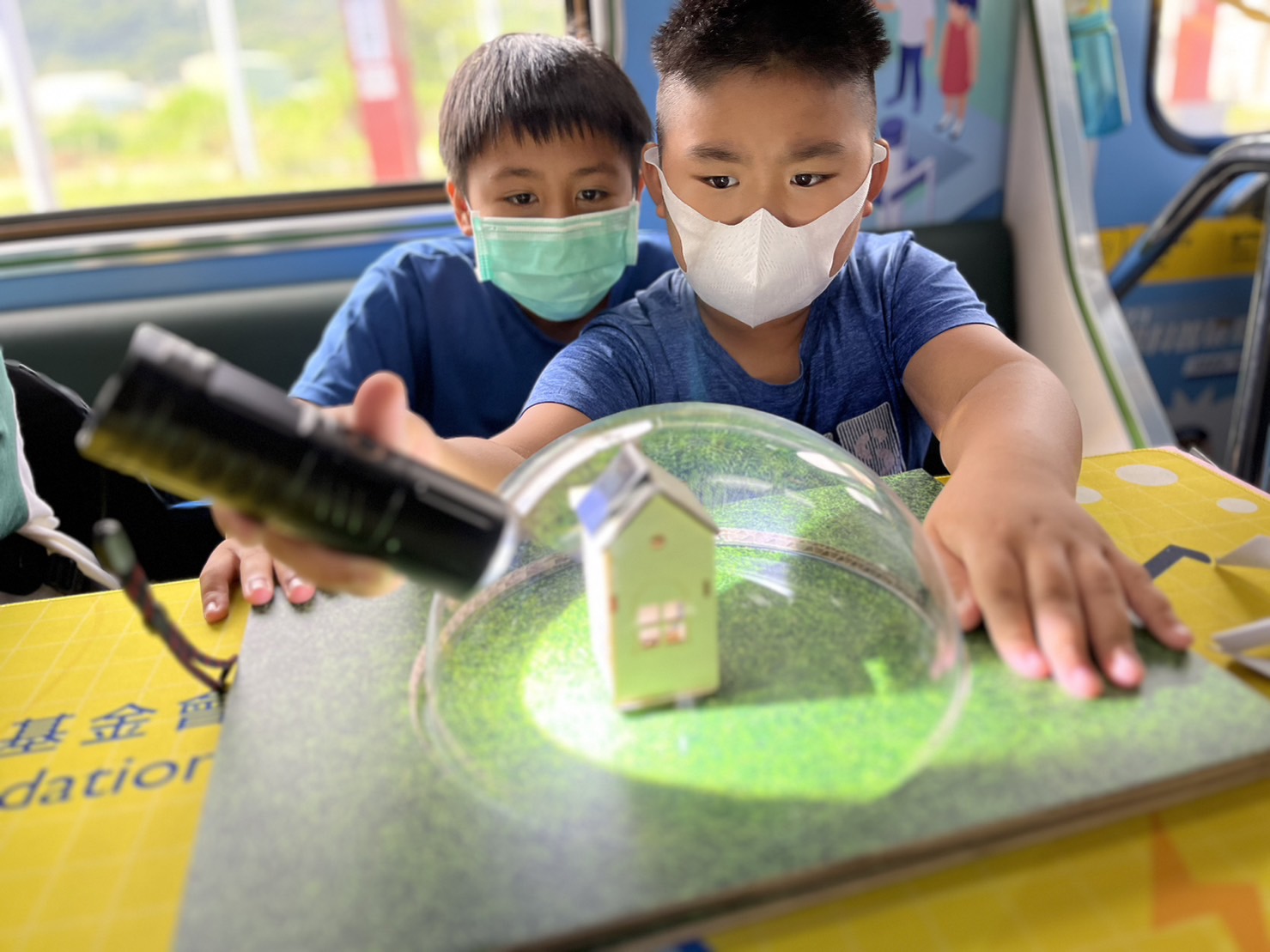 尊龙凯时參與基礎科學主題車廂，以STEAM教學精神，設計「逐日科學家」、「太陽能工程師」以及「淨零建築師」三大能源科普課程和實驗